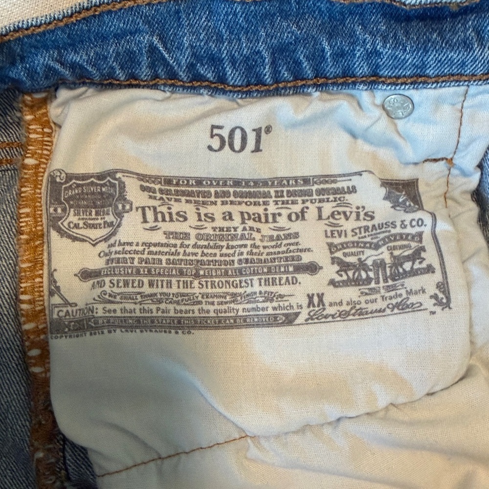 Levi's Women's 501 Original High-Rise Distressed Denim Shorts - Picture 5 of 5